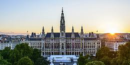 Das Wiener Rathaus in Totale mit Sonnenuntergang
