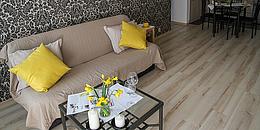 Wohnzimmer mit Sofa mit gelben Kissen