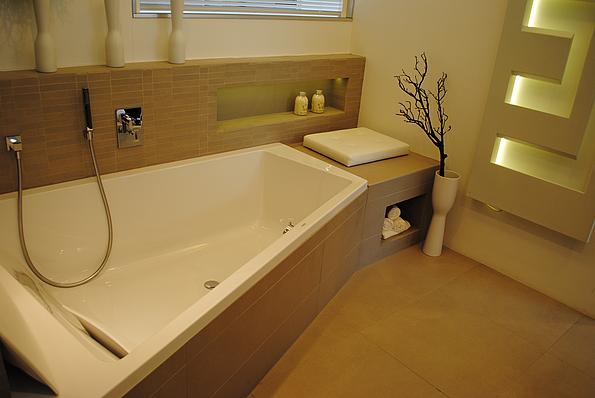 Badezimmer mit hellbraunem Steinzeug, Badewanne konisch
