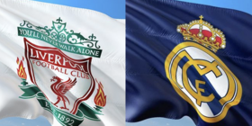 Die Flaggen von FC Liverpool und Real Madrid