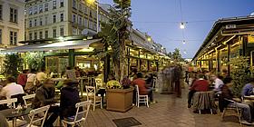Gastgärten am Wiener Naschmarkt in der Abenddämmerung
