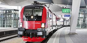 Railjet in rot von der ÖBB steht in Bahnhof