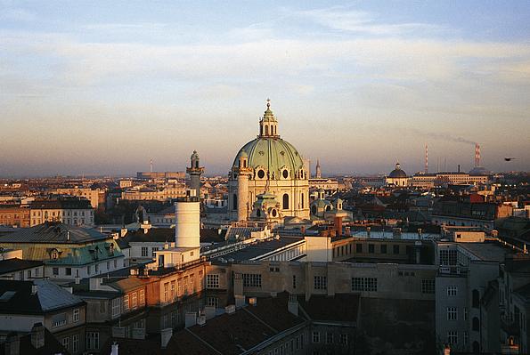 Blick über die Dächer Wiens - bis zum türkisfarbenen Dach der Karlskirche.