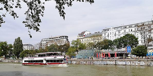 Der Donaukanal auf dem ein Twin City Liner Schiff fährt