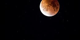 Die totale Mondfinsternis: Der Mond befindet sich im Kernschatten der Erde und wird vollkommen abgedeckt