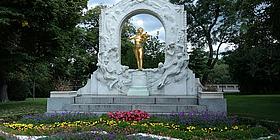 Das Bild zeigt das Johann Strauss Denkmal in Wien. 