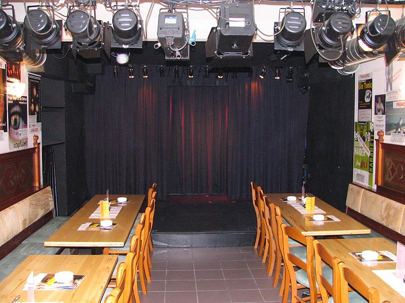 Bühnenraum der Kabarettbühne Gruam