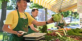 Gemüseverkäufer auf einem Wiener Markt