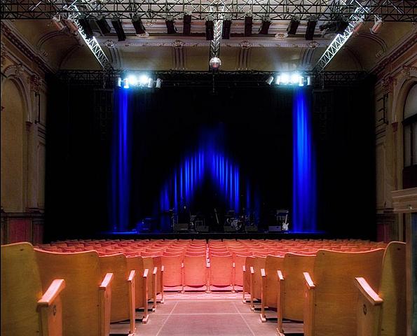 Bühne Stadtsaal Wien erleuchtet in blauem Licht