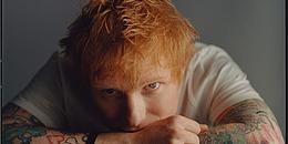 Musiker Ed Sheeran legt den Kopf auf die Unterarme