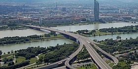Brigittenauer Brücke vom Donauturm aus gesehen. 