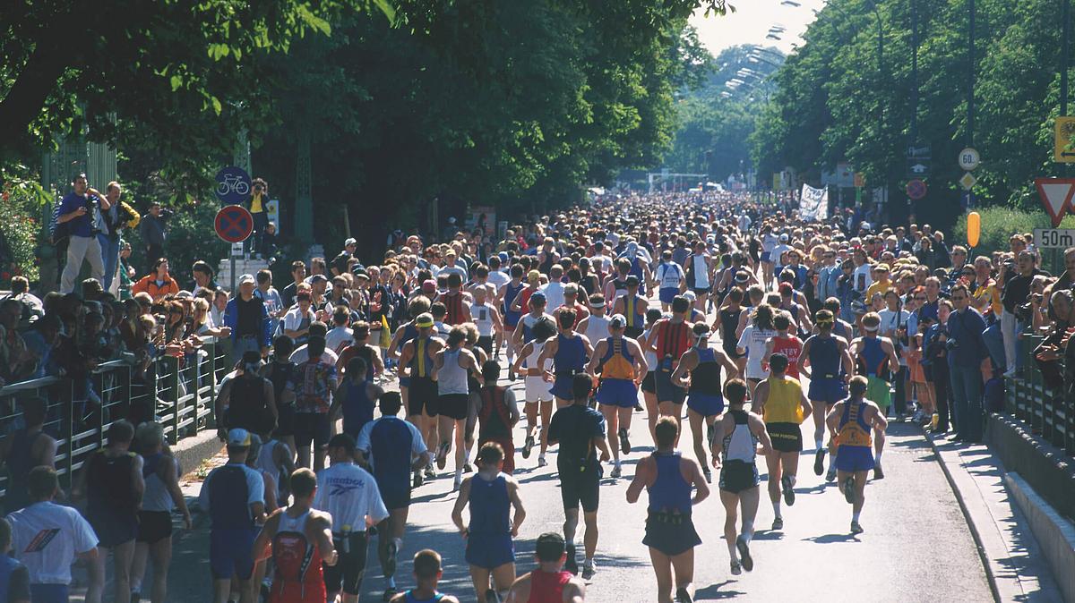 Marathon-Teilnehmerinnen und Teilnehmer laufen durch den Prater
