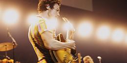 Harry Styles Aufnahme mit E-Gitarre während Live-Konzert