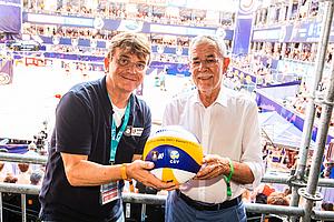 Hannes Jagerhofer und Bundespräsident Van der Bellen bei der Beachvolleyball Europameisterschaft in Wien mit Ball in der Hand ©ACTS/ Bernhard Horst