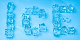 Worte "ice cold" mit Eiswürfeln geschrieben