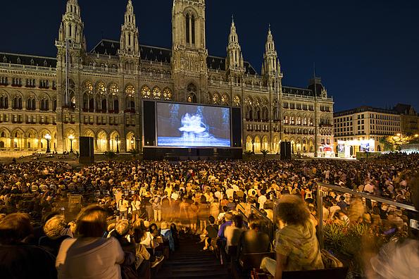 Viele Menschen beim Musikfilm-Festival am Rathausplatz.