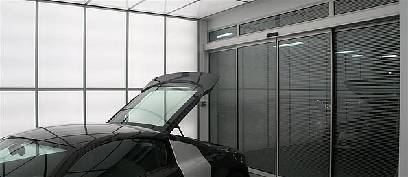 moderne highend Schiebetor bzw -tür aus Glas für sichtbare Autogarage