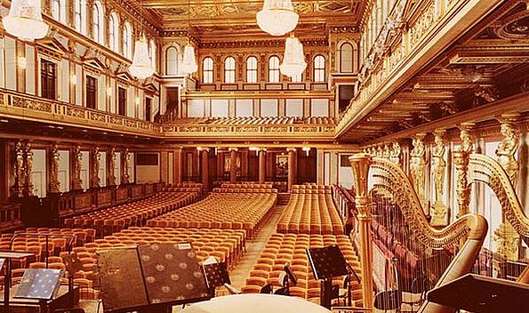 Der Goldene Saal des Wiener Musikvereins. Blick von der Bühne, Orchestergraben in den leeren Konzertsaal