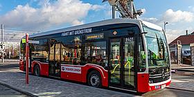 neuer E-Bus der Wiener Linien in der Haltestelle