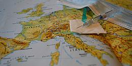 Landkarte von Europa mit Maske und Spritze