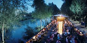 Lokal am Donaukanal mit vielen Gästen