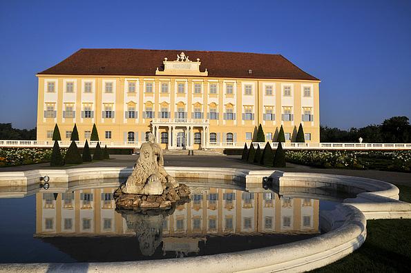 Schlosshof vom Najadenbrunnen gesehen