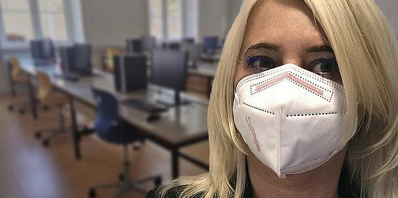 Frau trägt FFP2 Maske am Arbeitsplatz