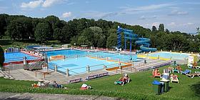 Schafbergbad Großes Freibecken ohne Schwimmer. Im Hintergrund gezwirbelte Wasserrutzsche