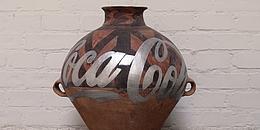 Neolithische Keramikvase mit Coca Cola-Logo