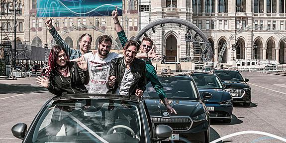 Wiener Elektro Tage mit Unterhaltungsprogramm: Vier Autos mit der Band Alle Achtung vor dem Wiener Rathaus