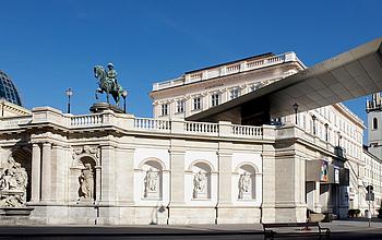Außenansicht mit modernem Flugdach und Reiterstandbild der Albertina in Wien