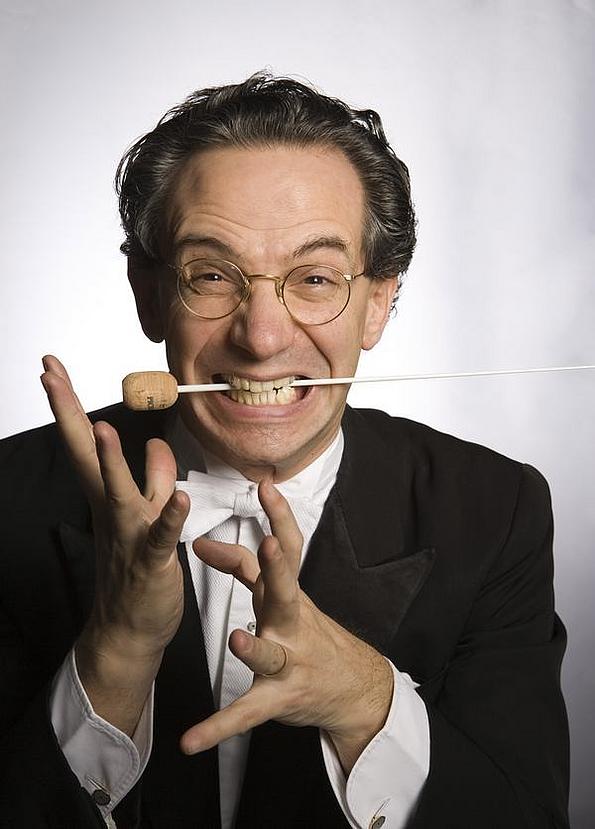 Fabio Luisi, itanlienischer Dirigent im Portrait und Dirigentenstab im Mund
