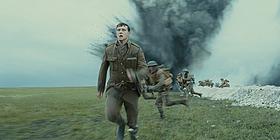 Soldat läuft über Schlachtfeld, hinter ihm eine graue Rauchwolke