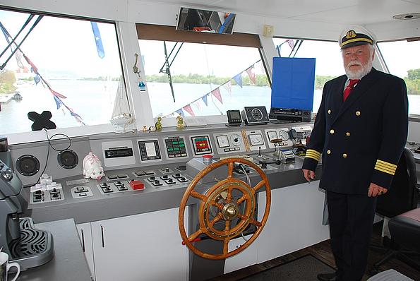 Kapitän beim Steuerrad der MS Dürnstein