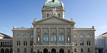 Parlament in Bern mit blauer Kuppel