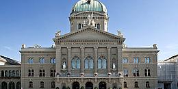 Parlament in Bern mit blauer Kuppel