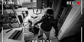 Einbrecher wird auf Kamera gefilmt
