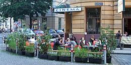 Das Top Kino in der Rahlgasse, mit einem Café davor