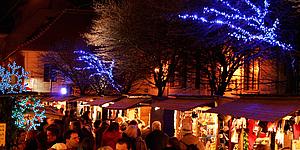 Beleuchteter Stand am Spittelberger Weihnachtsmarkt bei Nacht