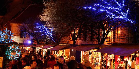 Beleuchteter Stand am Spittelberger Weihnachtsmarkt bei Nacht