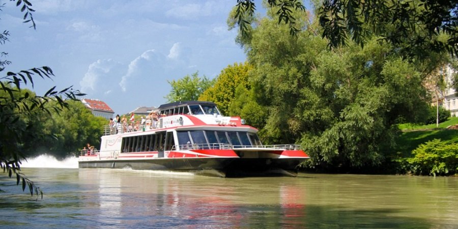 Twin City Liner fährt am Donaukanal
