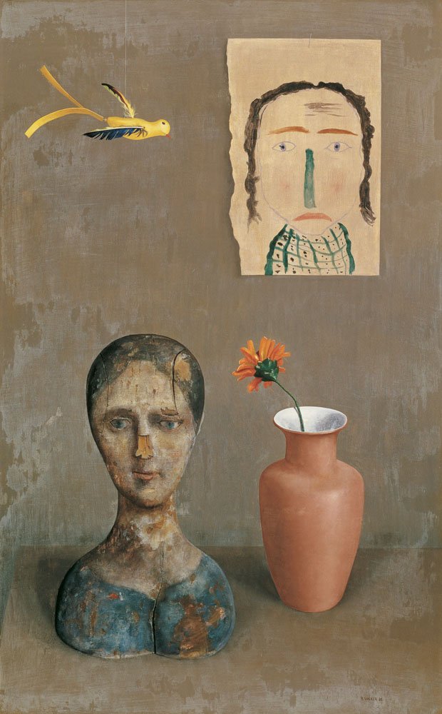 Frauenkopf neben Blumenvase darüber fliegt gelber Vogel neben einer aufgehängter Kinderzeichnung, Gemälde von Rudolf Wacker