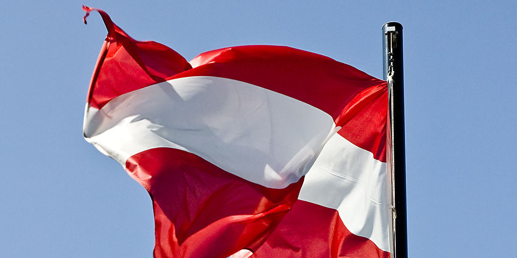 Die Österreich Flagge weht im Wind.