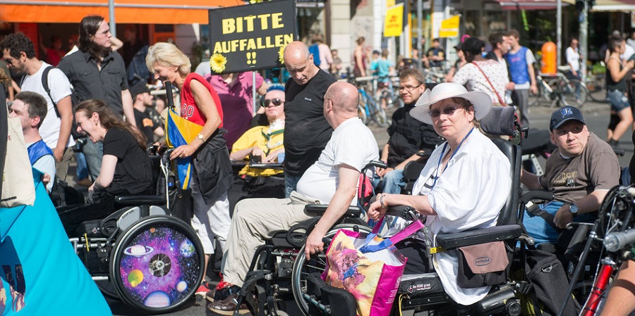 Menschen im Rollstuhl, die an einer Parade teilnehmen