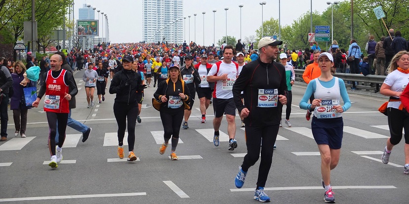 Menschen laufen bei einem Marathon mit.