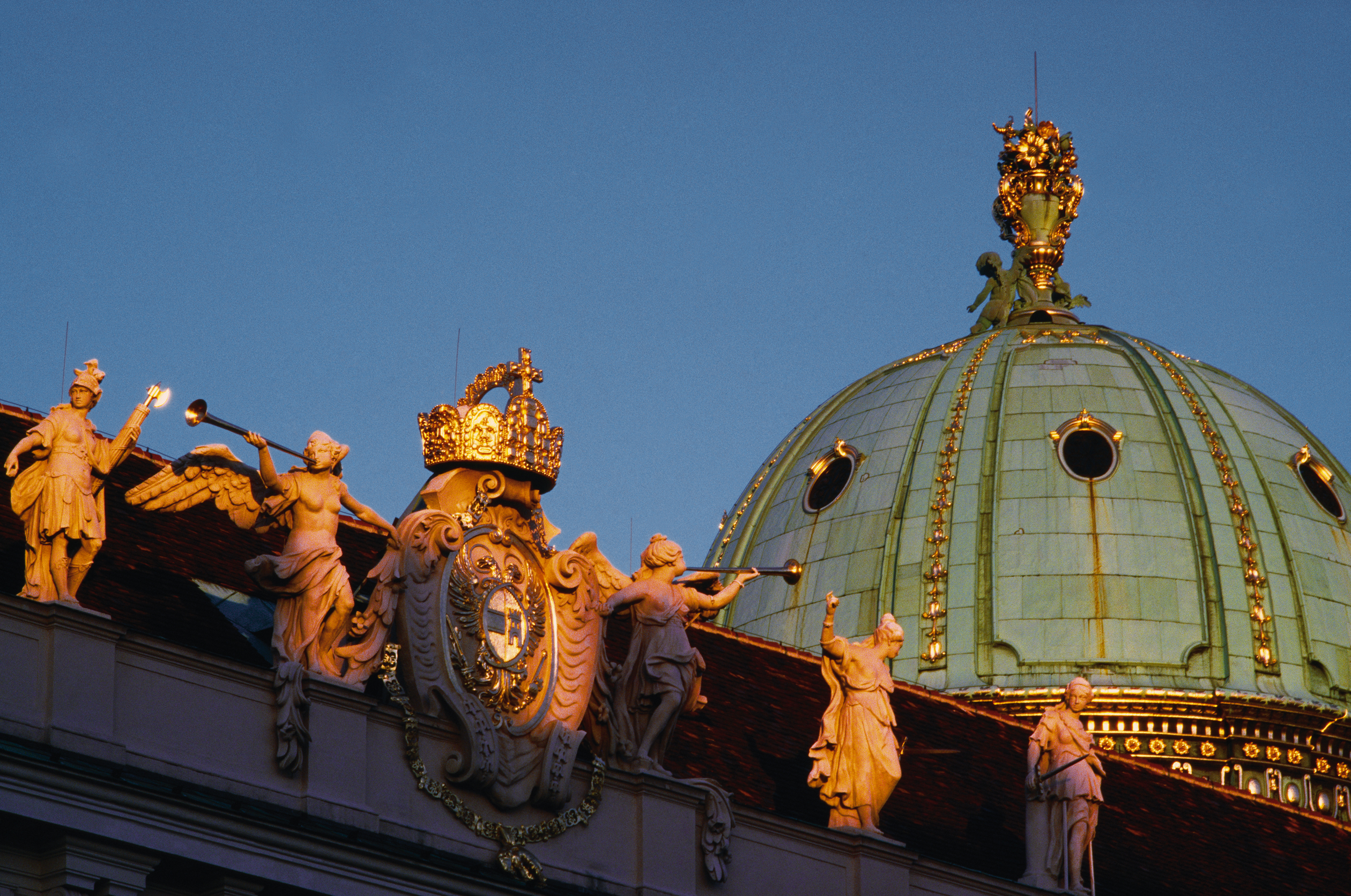 Hofburg: Leopoldinischer Trakt, Blick auf die Michaelerkuppel, Balustrade mit Engerln