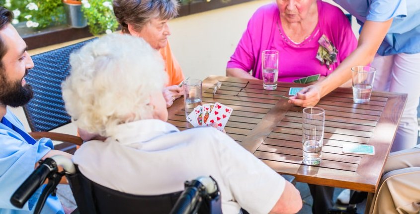 Senioren spielen Karten
