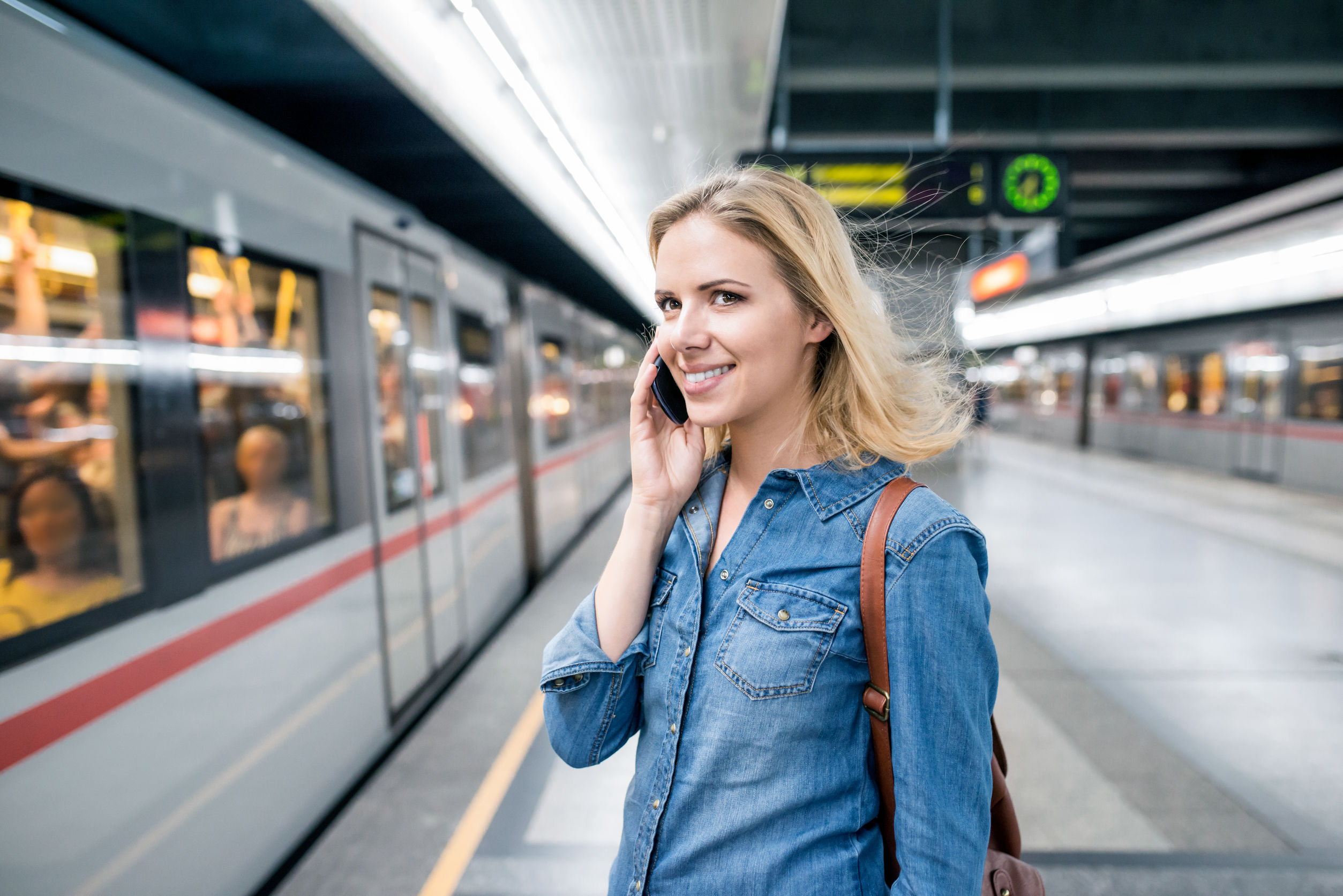 Frau wartet auf die einfahrende U-Bahn in Wien