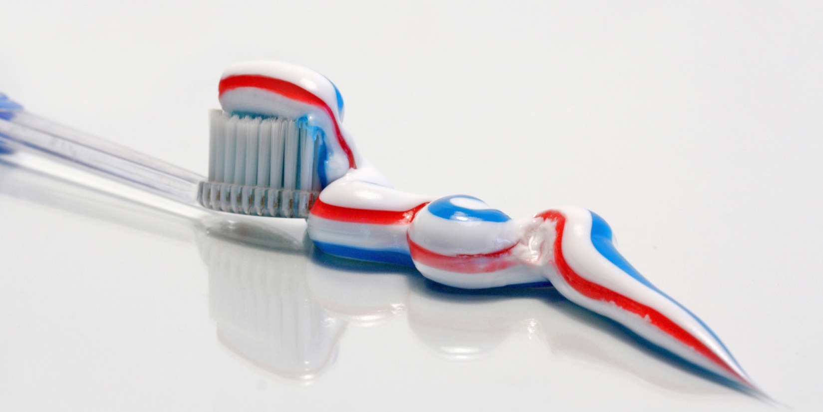 Zahnpasta auf Zahnbürste