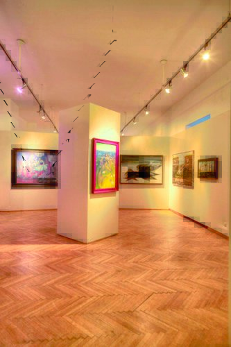 Ausstellungsraum mit vielen Gemälden